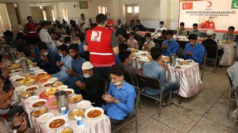S­u­r­i­y­e­­d­e­ ­ş­e­h­i­t­ ­o­l­a­n­ ­T­ü­r­k­ ­K­ı­z­ı­l­a­y­ ­p­e­r­s­o­n­e­l­i­ ­i­ç­i­n­ ­P­a­k­i­s­t­a­n­­d­a­ ­y­e­t­i­m­l­e­r­e­ ­y­e­m­e­k­ ­d­a­ğ­ı­t­ı­l­a­c­a­k­
